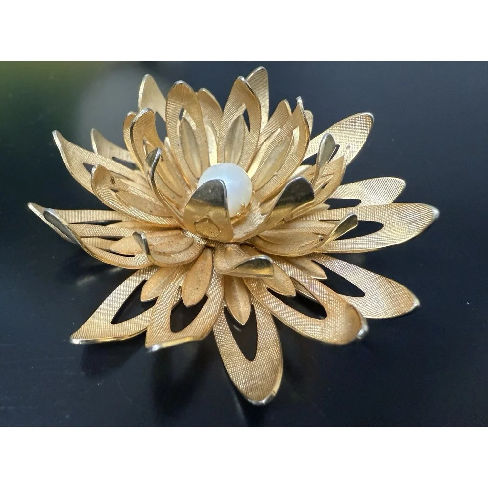 Emmons Brooch Pin three tiered textured gold tone faux pearl‎ 2-3/8